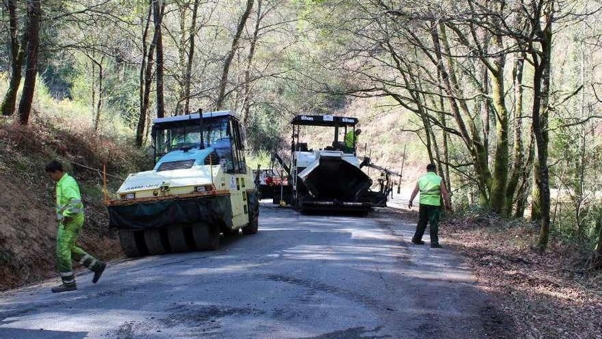 Arranca la dotación de aglomerado del vial de Piñeiro a Cira