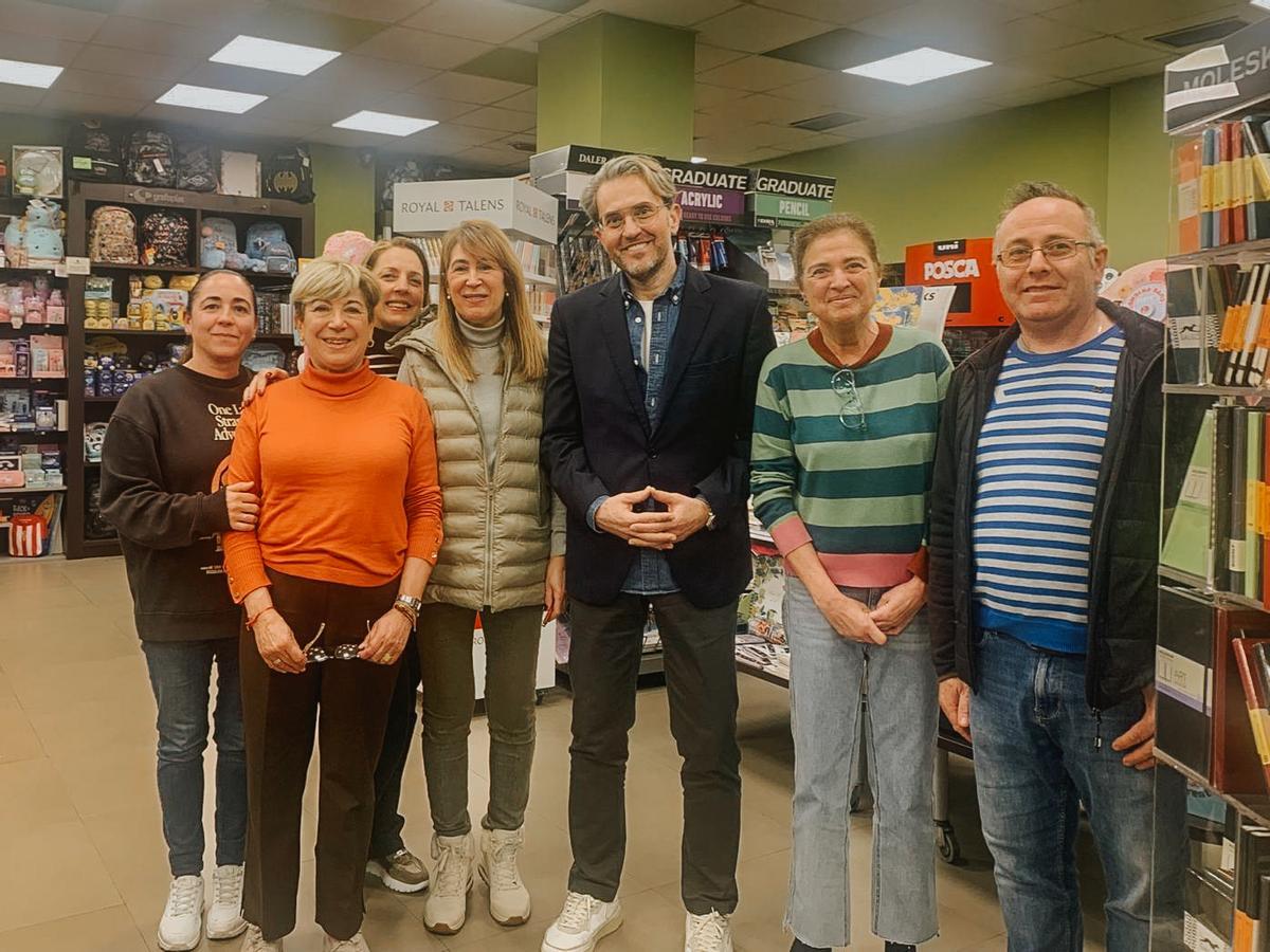 Máximo Huerta, con los trabajadores de la Librería Industrial.