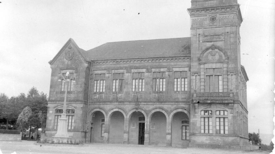 La antigua farola cuando estaba situada en la Praza da Constitución, frente al consistorio.
