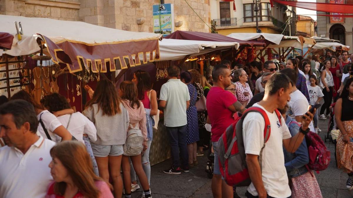 Cientos de personas visitan el mercado medieval. | J.L.F.