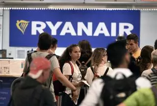 ¿Seguirán cobrando por el equipaje de mano Ryanair y Vueling? Todo lo que van a hacer tras la multa de 150 millones de euros