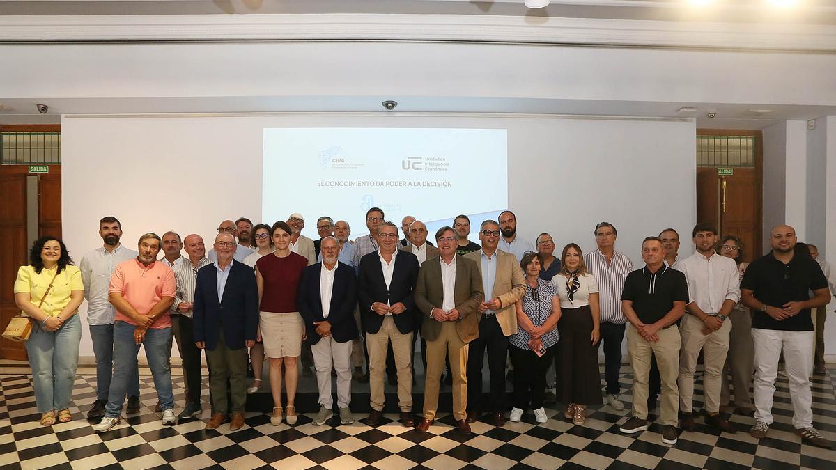 El presidente de la institución provincial, Toni Pérez, ha presidido este encuentro, que ha reunido alcaldes y concejales de la provincia.