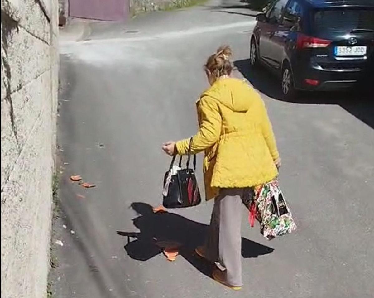 Rosa S.C. ,en el vial de acceso a su casa. | FDV