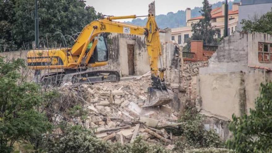 Imagen de los trabajos de demolición que se están ejecutando en la isla de inmuebles en ruina de la zona de Algezares.