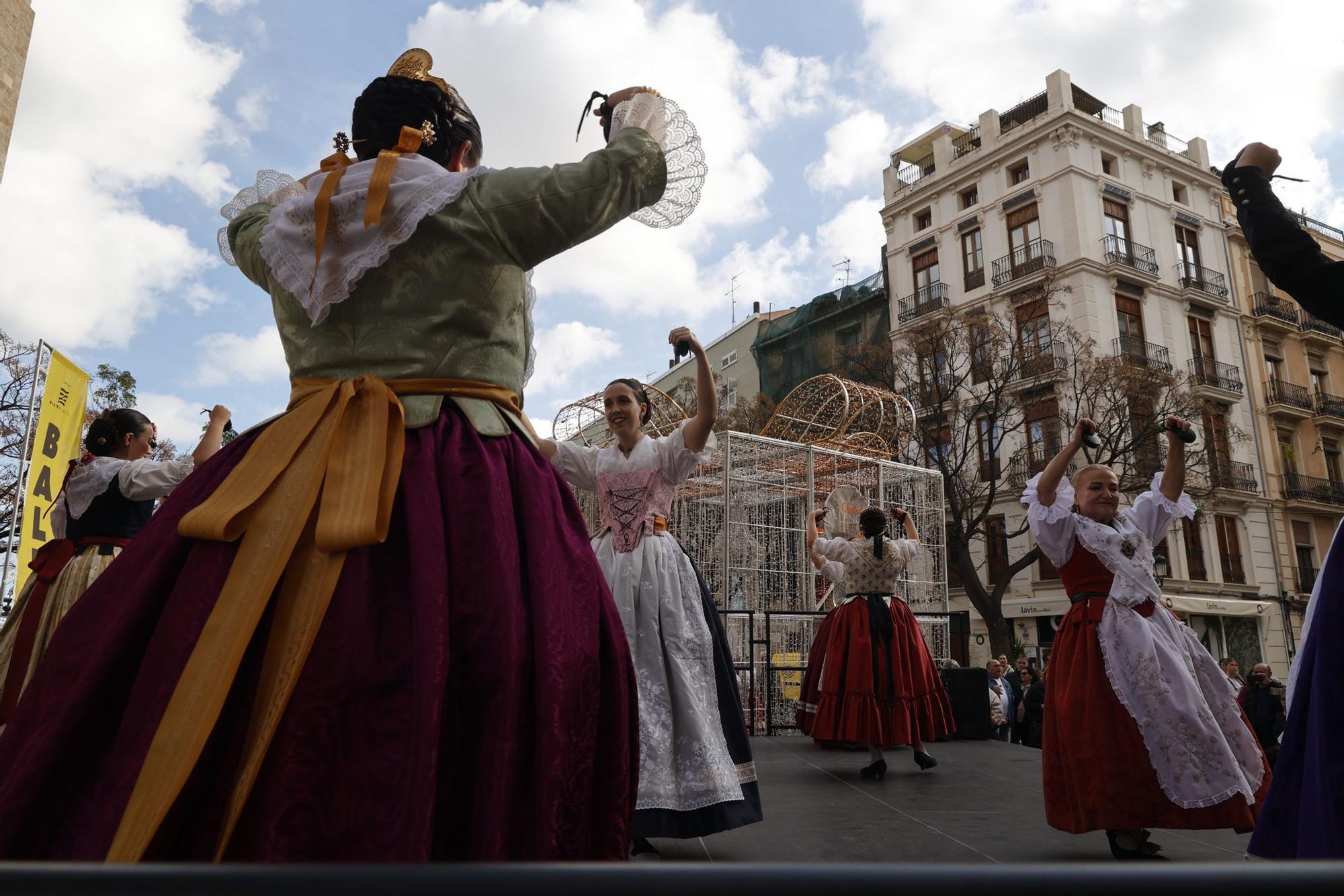 Los Balls al Carrer se estrenan a los pies de las Torres de Serranos