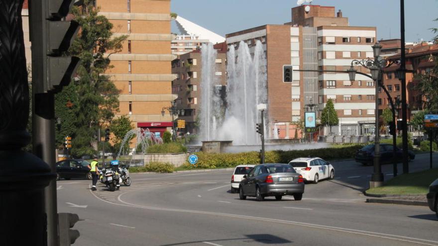 Los semáforos de la plaza de Castilla de Oviedo, fuera de servicio toda la mañana