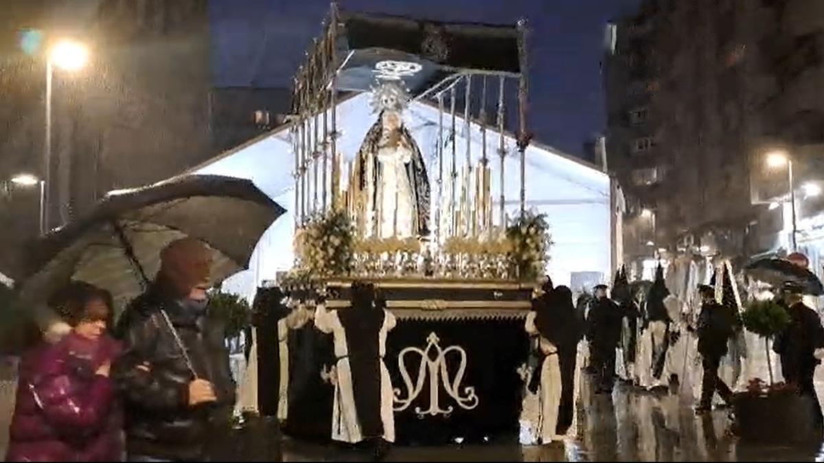 VÍDEO: Suspenden la procesión de la Soledad en Avilés por motivos meteorologicos