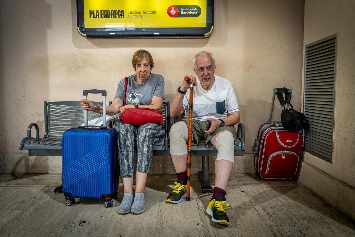 Joan Font y Núria Tacón esperan el bus destino al Estartit dentro del vestíbulo de la Estación del Norte.