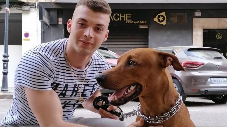Pablo abraza a su perro, Neo, que hace un mes necesitó una operación de miles de euros.