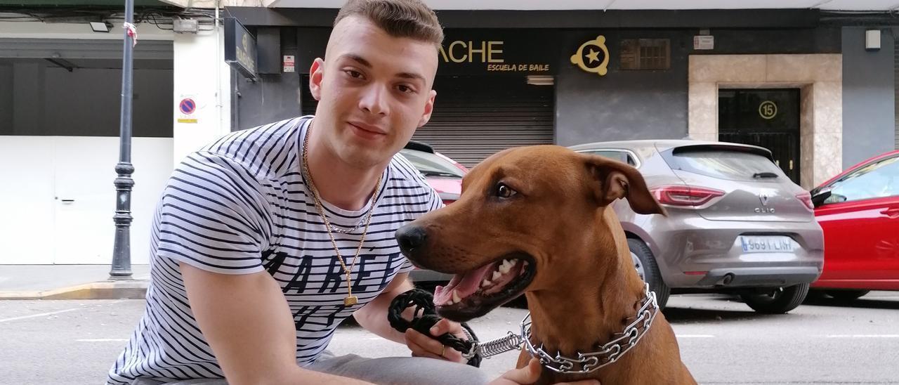 Pablo abraza a su perro, Neo, que hace un mes necesitó una operación de miles de euros.