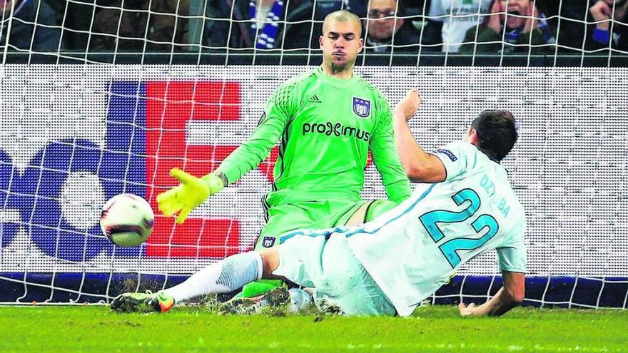 Rubén Martínez se estira el jueves en plena parada salvadora ante el jugador del Zenit Dzyuba.