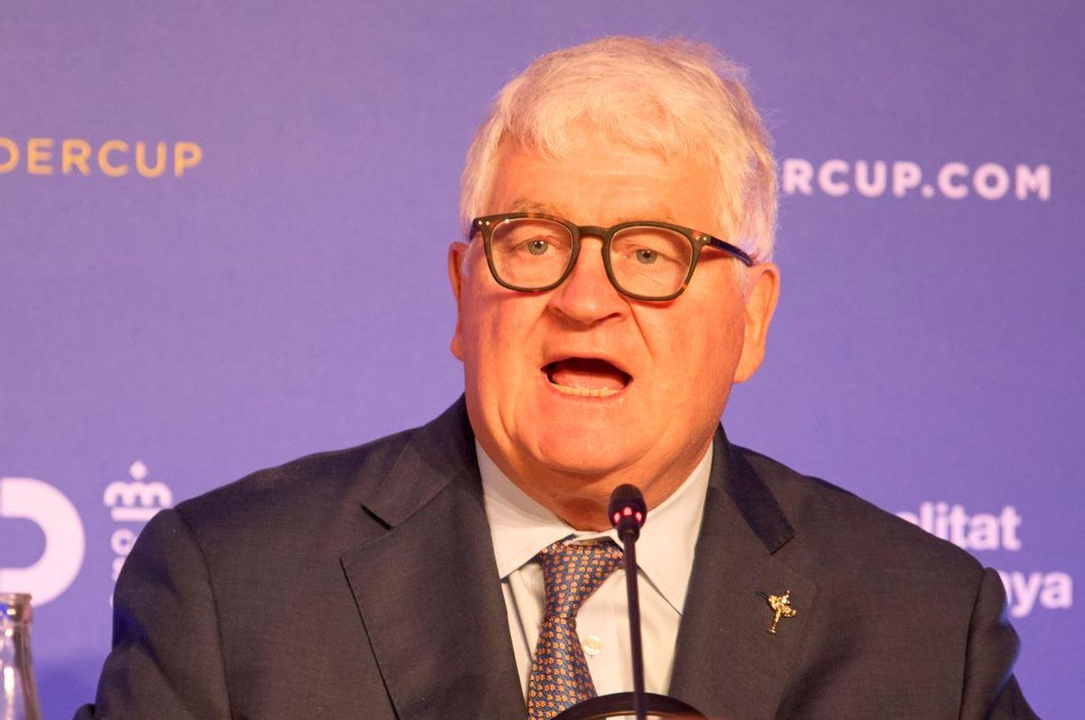 Denis O'Brien fent el discurs de presentació de la Ryder