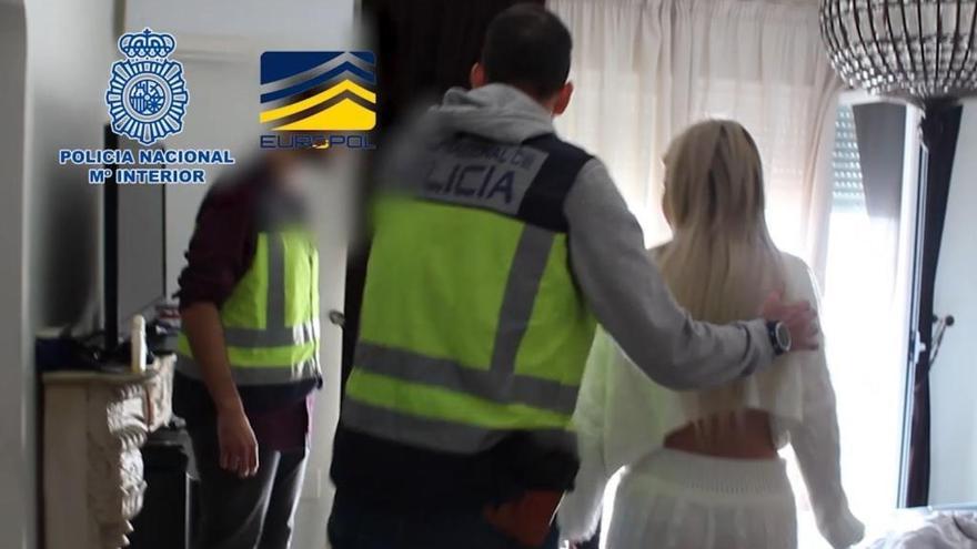 Imagen de la liberación de una mujer dentro de una operación contra la trata y la explotación sexual desarrollada en Lituania.