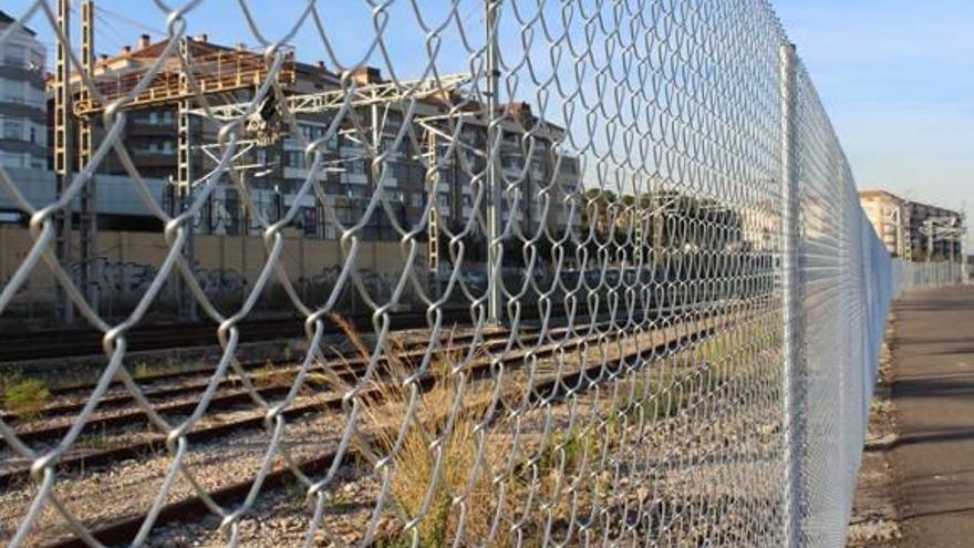 Vila-real mejora la seguridad junto a la vía del tren con una valla de protección