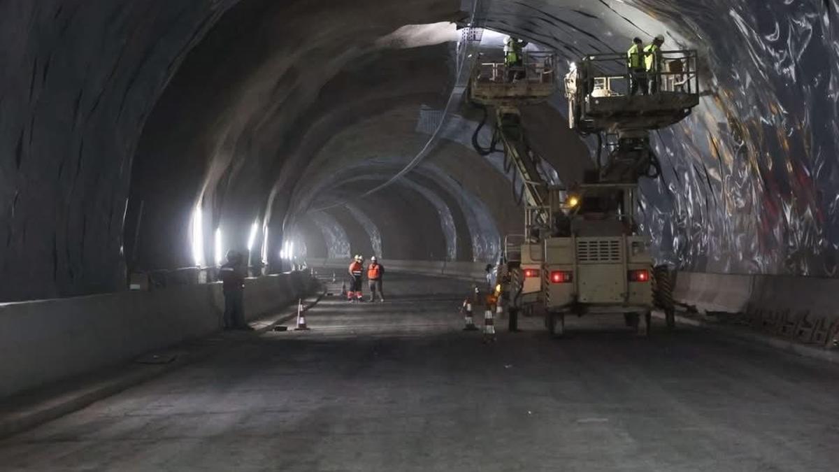 Obreros trabajando en el interior de uno de los túneles de la carretera Agaete-La Aldea.