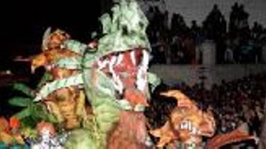 San Jorge y el dragón entablan su batalla anual ante miles de cacereños