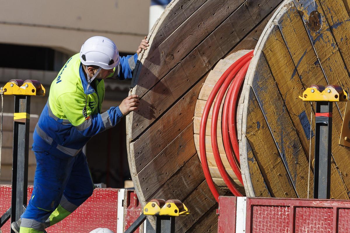 Un empleado trabaja en Zaragoza.