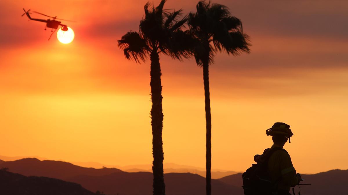 Lucha sin tregua contra el fuego en Hemet (California)