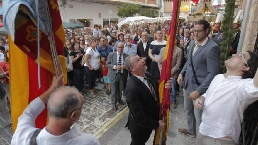 Varios momentos del acto institucional y del mercado medieval.