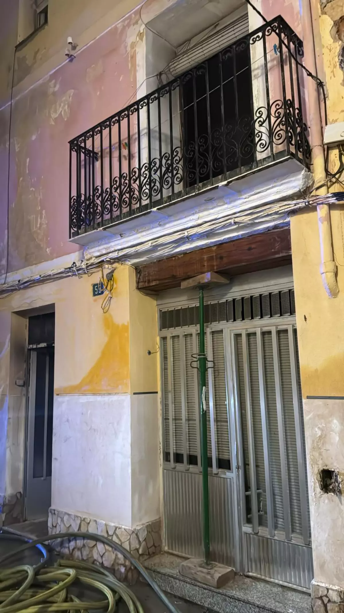 Un incendio obliga a desalojar dos casas del casco antiguo de Cullera