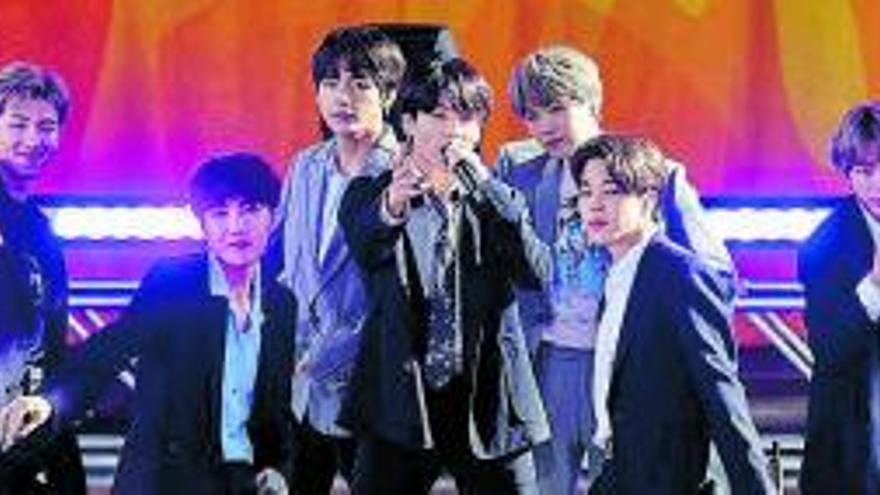 60 DÍAS DE CASTIGO. La red social china Weibo mantuvo inactiva durante 60 días la cuenta del club de fans de la banda surcoreana BTS,  a los que acusa de haber recaudado fondos ilegalmente con el fin de pintar un avión con el rostro de Jimin, uno de sus componentes, como regalo de cumpleaños.