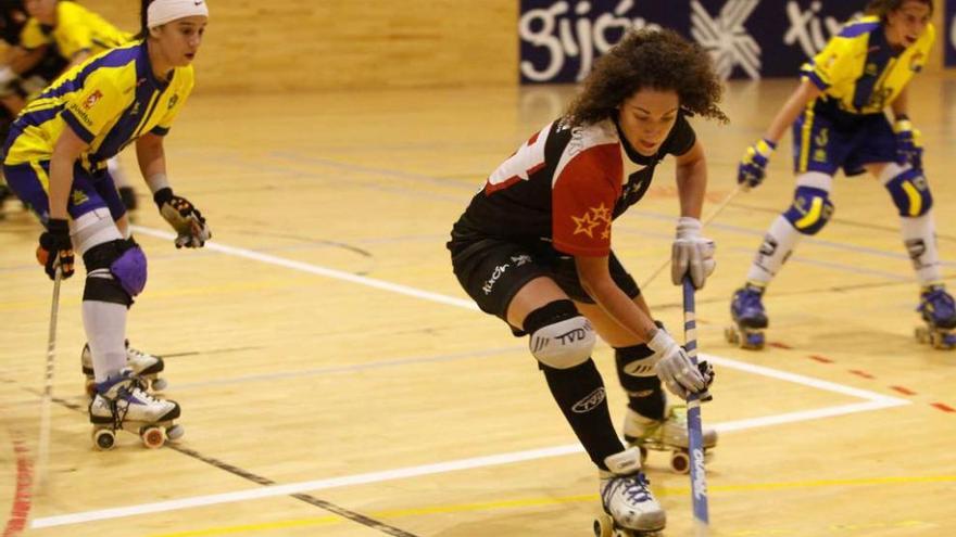Anna Casarramona conduce la bola ante la presencia de una jugadora del Alcorcón.