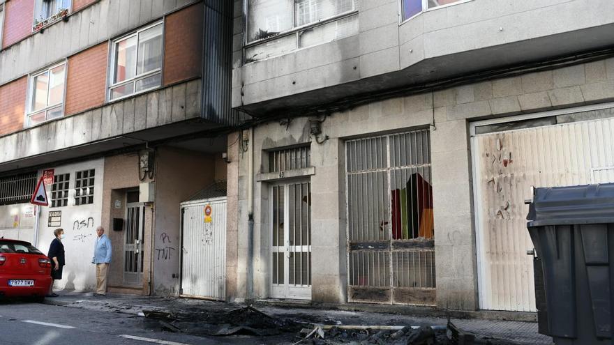 Madrugada de tensión en Marín al plantar fuego a varios contenedores en la calle Jaime Janer