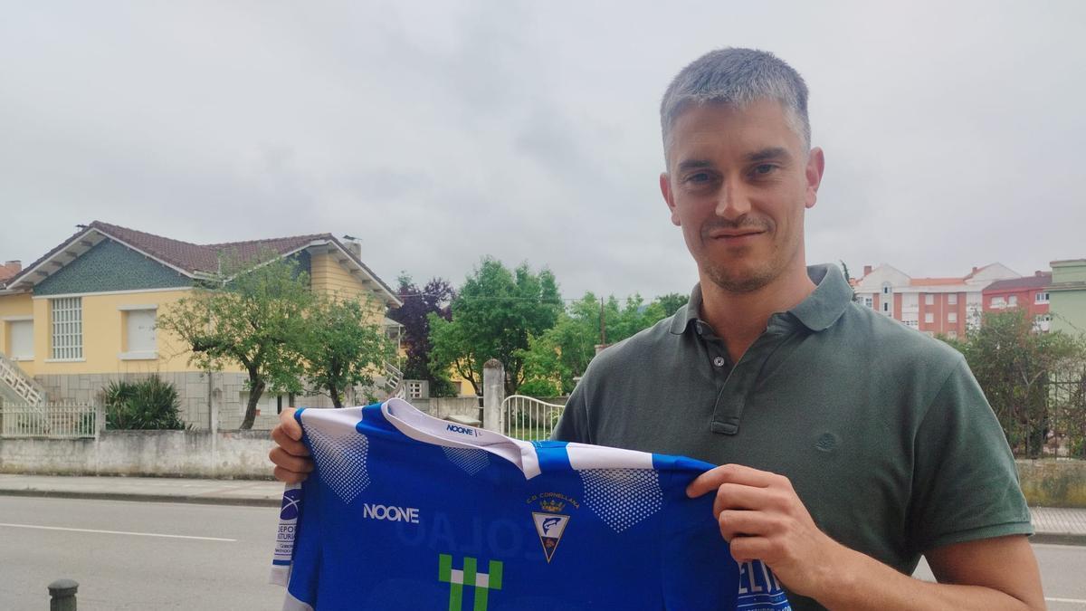 Ángel Colao con la equipación del Cornellana, en Grado.