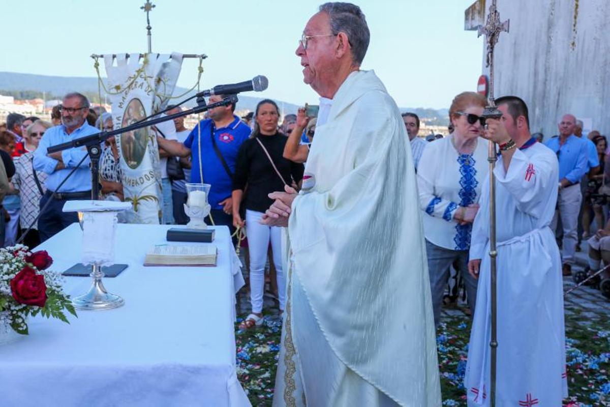 El cura párroco de Cambados, José Aldao, durante la misa.   | // I. A.