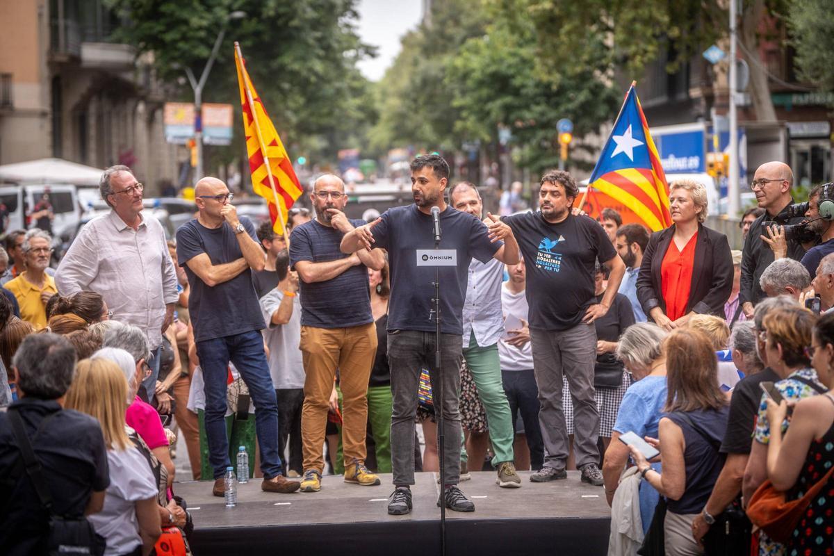 Acto de Omnium Cultural para recibir a Ruben Wagensberg, Oleguer Serra y el resto de personas que se marcharon a Suiza