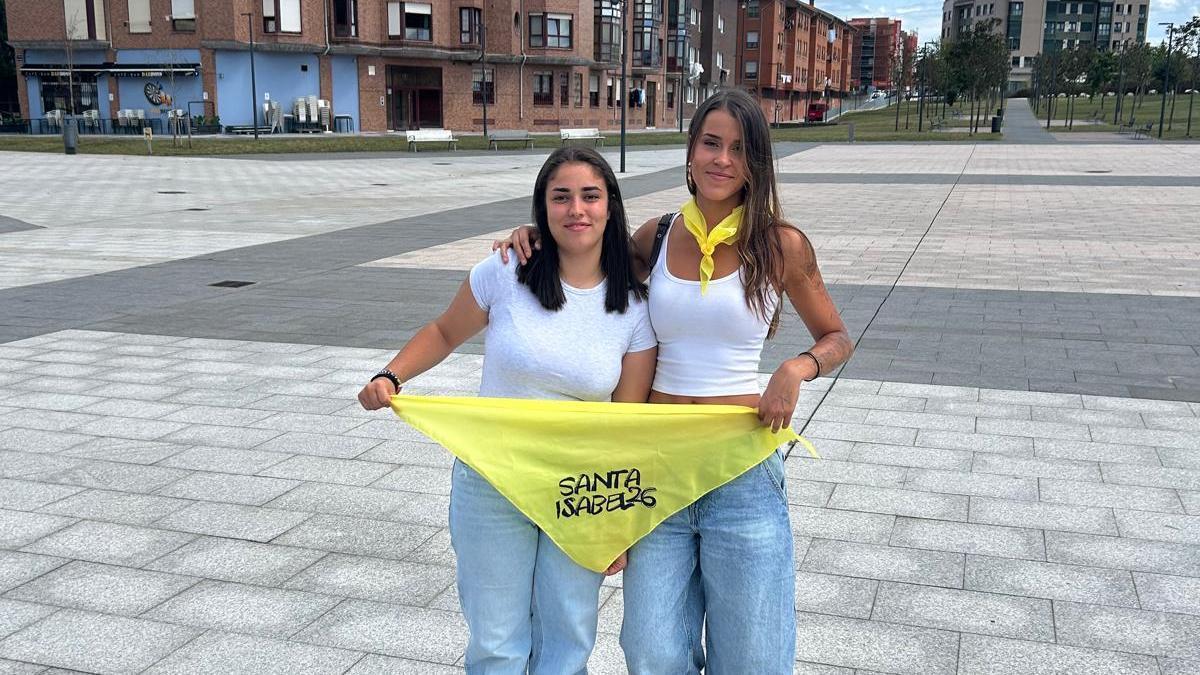 Marta García y Candela García, con el pañuelo de las fiestas de Santa Isabel, en la plaza Europa de Lugones.