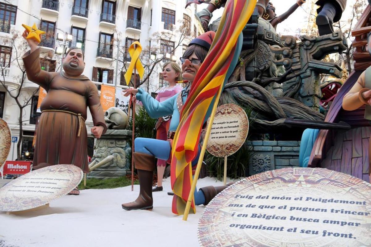 Una escena de la falla Almirall Cadarso-Comte Altea on apareix representat Oriol Junqueras, Carme Forcadell i Carles Puigdemont Una escena de la falla Almirall Cadarso-Comte Altea on apareix representat Oriol Junqueras, Carme Forcadell i Carles Puigdemont