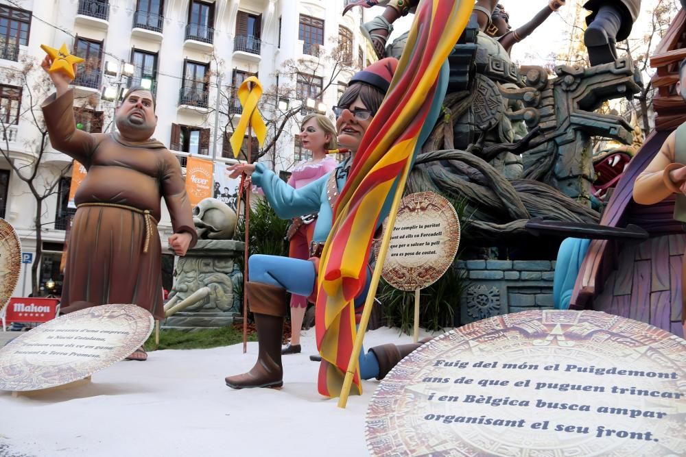 Una escena de la falla Almirall Cadarso-Comte Altea on apareix representat Oriol Junqueras, Carme Forcadell i Carles Puigdemont