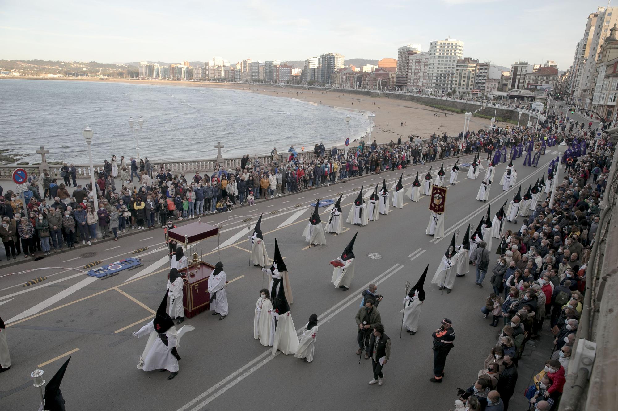 EN IMÁGENES: Gijón arropa al Cristo de los Mártires en su regreso a las calles