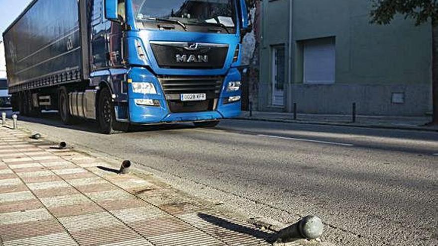 Les pilones destrossades arran de l&#039;accident de trànsit.