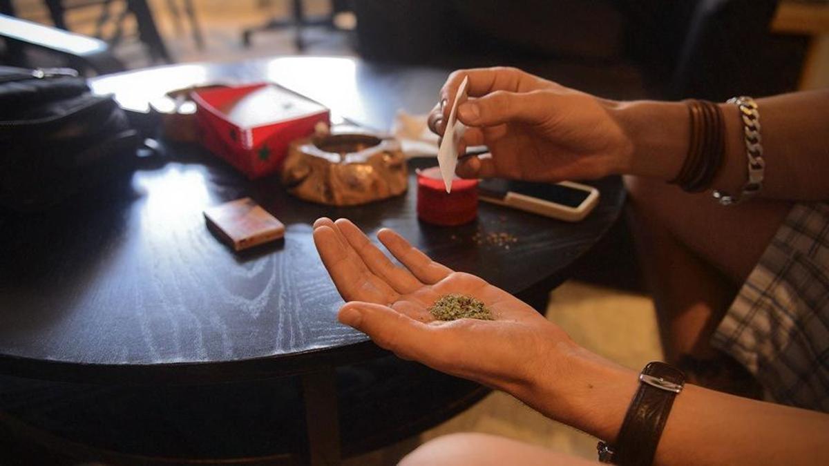 Detingudes tres persones per vendre en un club de cànnabis de Rubí