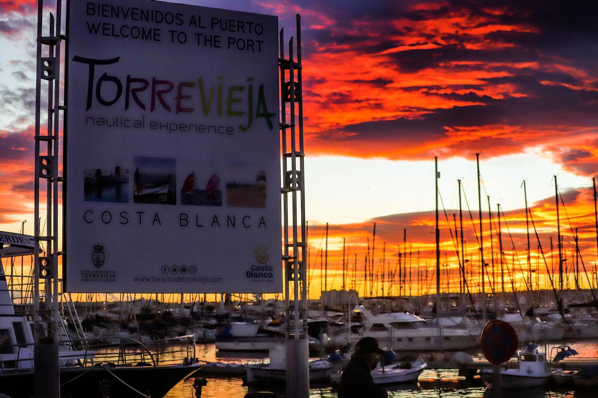 Espectacular puesta de sol en el puerto de Torrevieja