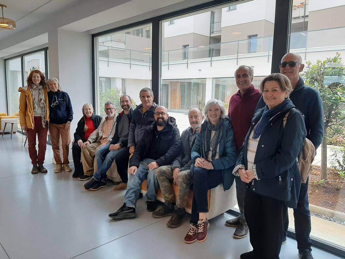 Por la izquierda, Maggie Bullock, Nieves Fernández, Mariasun Rodríguez, Sergio Sánchez, Rober Martín, Carlos Martín, David Acera, José Lasa, Duly García, Joan Rovira, José Ramón Quintero y Feli Martín, en el comedor común del complejo con vistas al atrio
