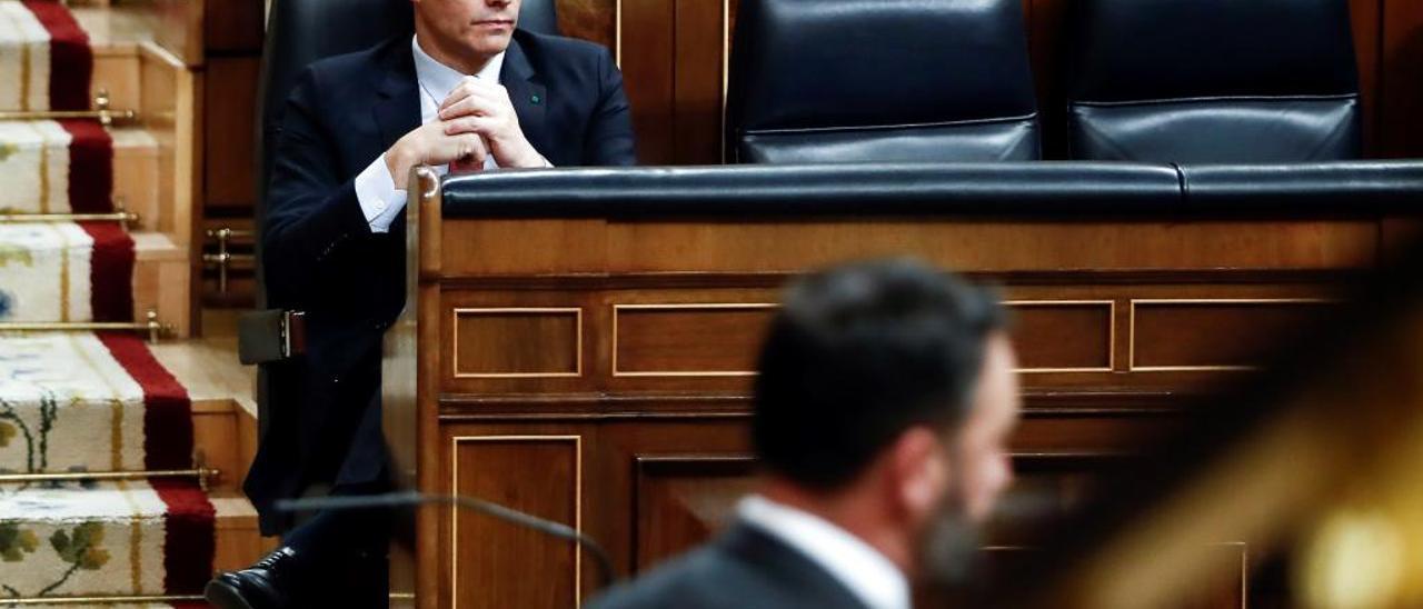 Sánchez observa a Abascal tras su intervención.