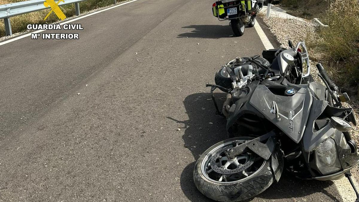 Estado en el que ha quedado la moto accidentada en la A-1601, a la altura del término municipal de la localidad zaragozana de Urriés.