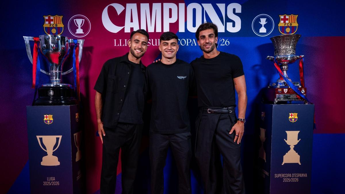 Joan Garcia, Pedri i Ferran Torres, al photocall del sopar.