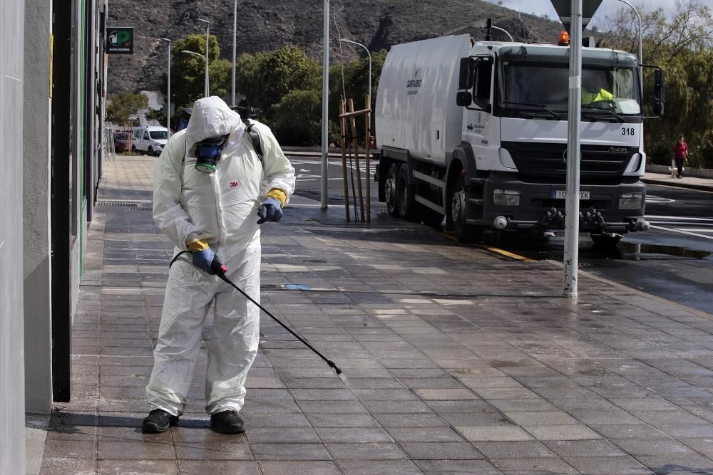 Tareas de limpieza en Santa Cruz de Tenerife