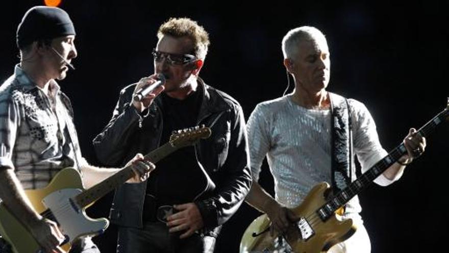 U2 durante una actuación.