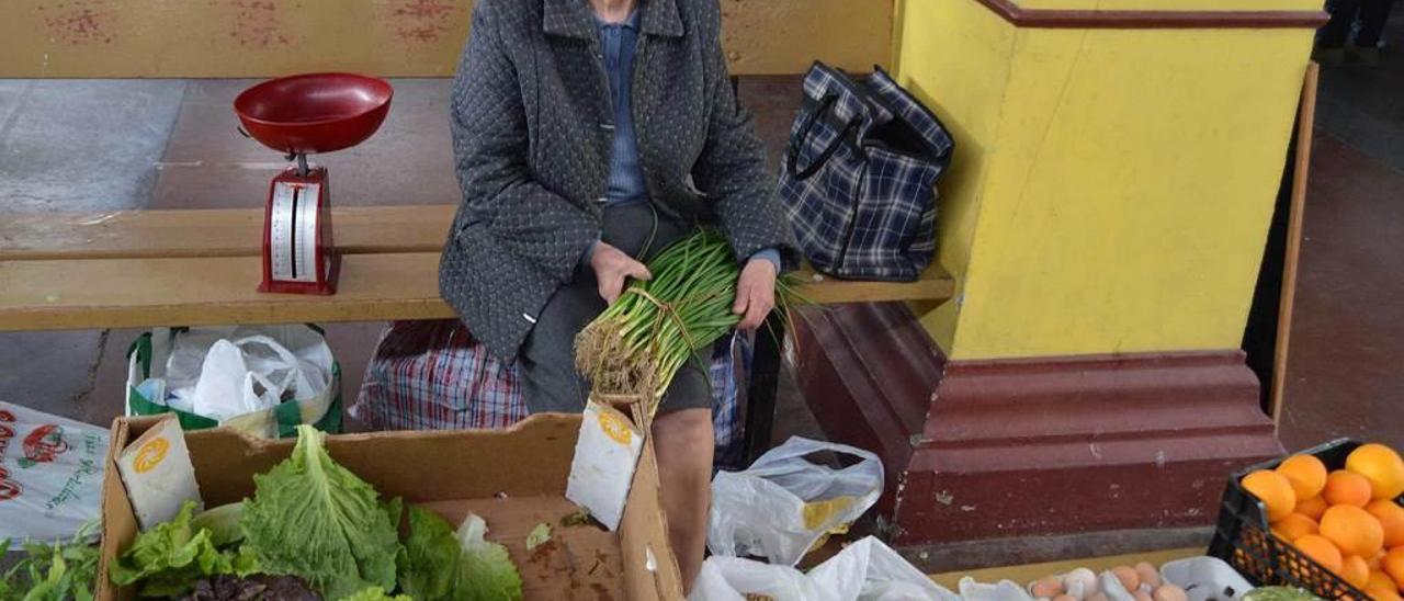 Enriqueta Crespo, en su puesto del mercáu de Villaviciosa.