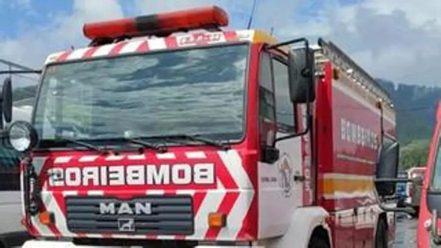 Un hombre amenazó con quemar un piso en Ribeira tras rociar la puerta con gasolina