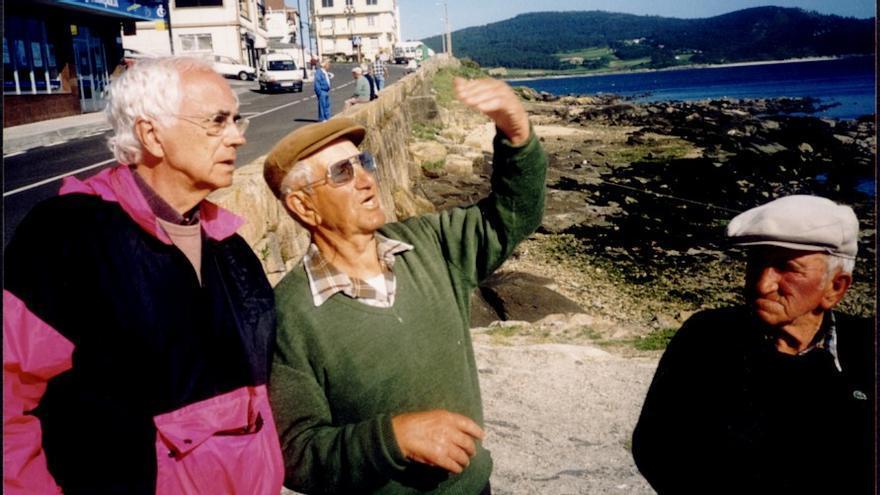 Josep Maria Espinàs, en su viaje a pie por Galicia.