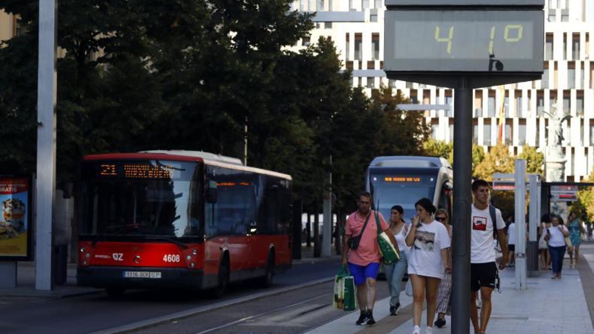 Un autobús de la línea 21 circula por Independencia a 41 grados, esta semana en Zaragoza.