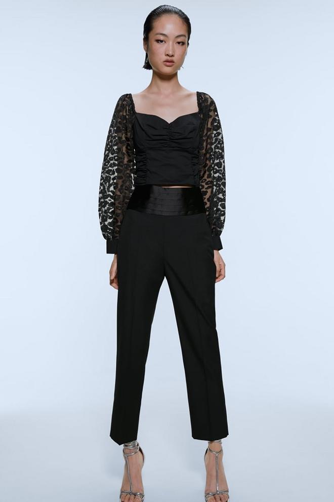 Top de Zara con mangas de organza y estampado animal