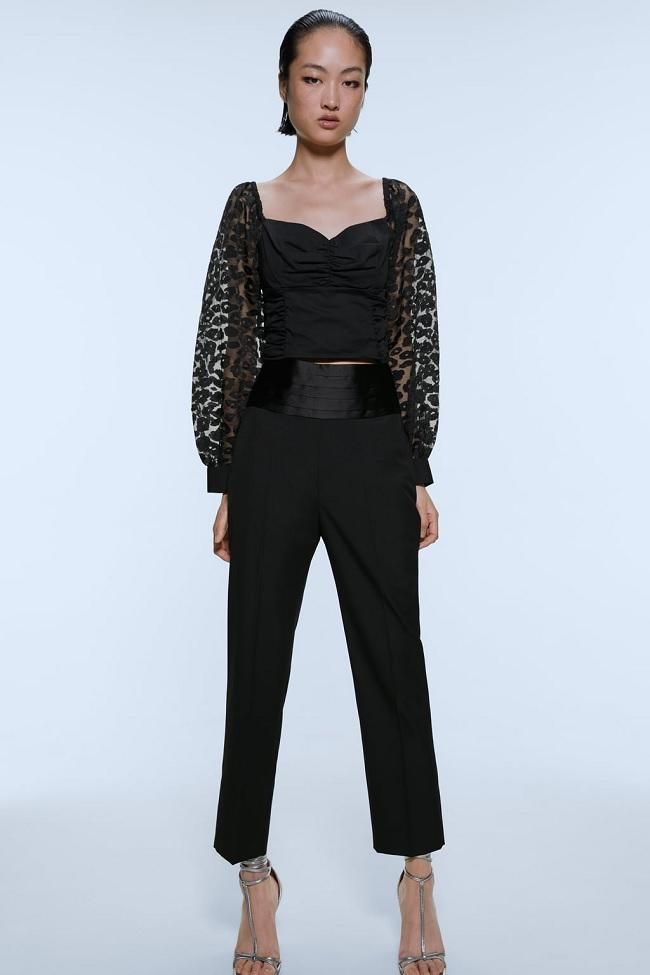 Top de Zara con mangas de organza y estampado animal