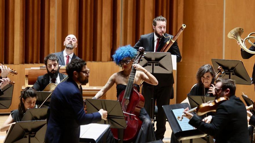 Aarón Zapico dirigiendo a Forma Antiqva durante el concierto. | IRMA COLLÍN